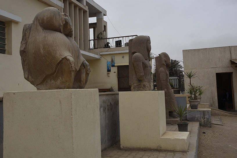 20 MAK_6870.jpg - Il dio della scrittura, della saggezza, delle scienze e della luna Thot veniva spesso raffigurato come un babbuino o come un uomo con la testa di ibis; un’altra figura potrebbe rappresentare la figlia di Ramses II, la regina Meritamon.